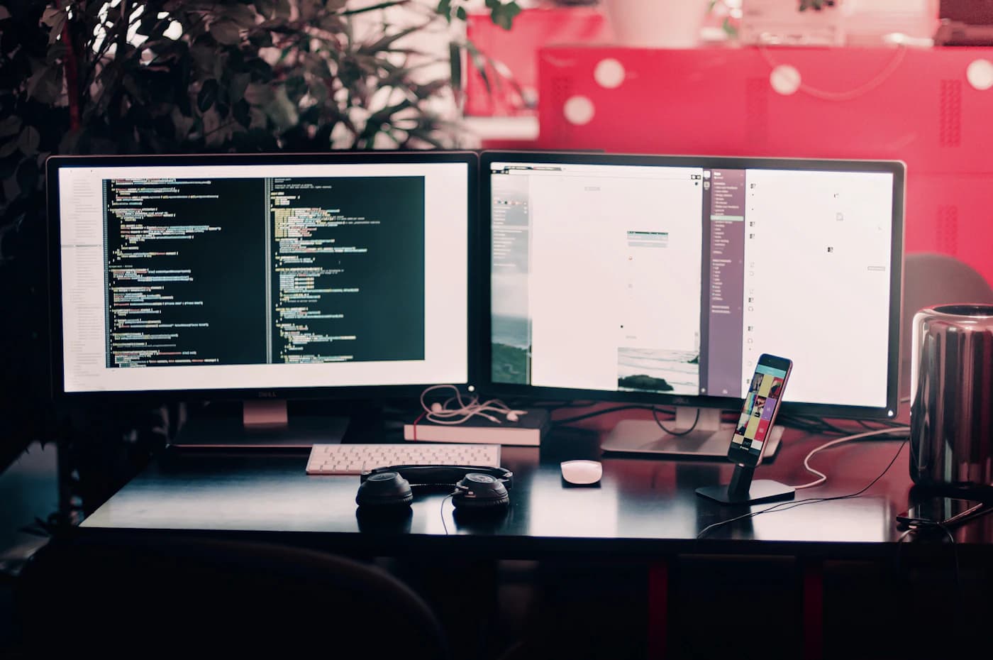 Poste informatique avec ordinateur portable et écran de travail